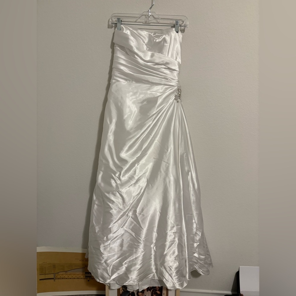 David’s Bridal Stunning White Satin Wedding Dress - Picture 2 of 6